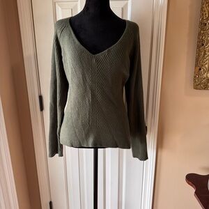 Abercrombie & Fitch Ribbed Low V-neck Knit Sweater in Olive Green size Large